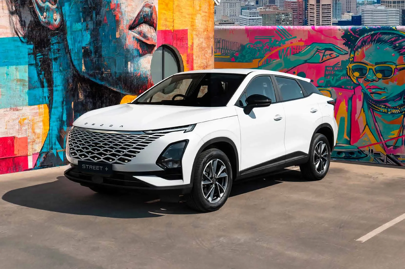 OMODA C5 Street+ branco junto a um mural