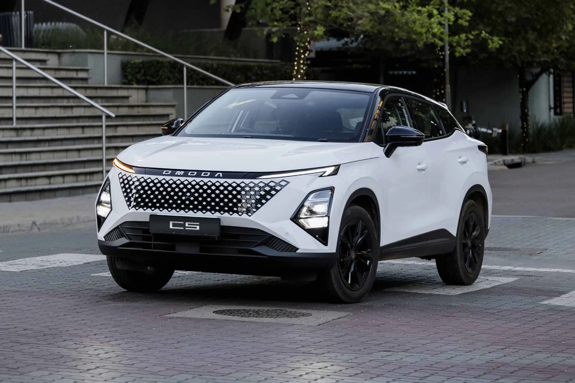 OMODA C5 Luxury X branco numa praça
