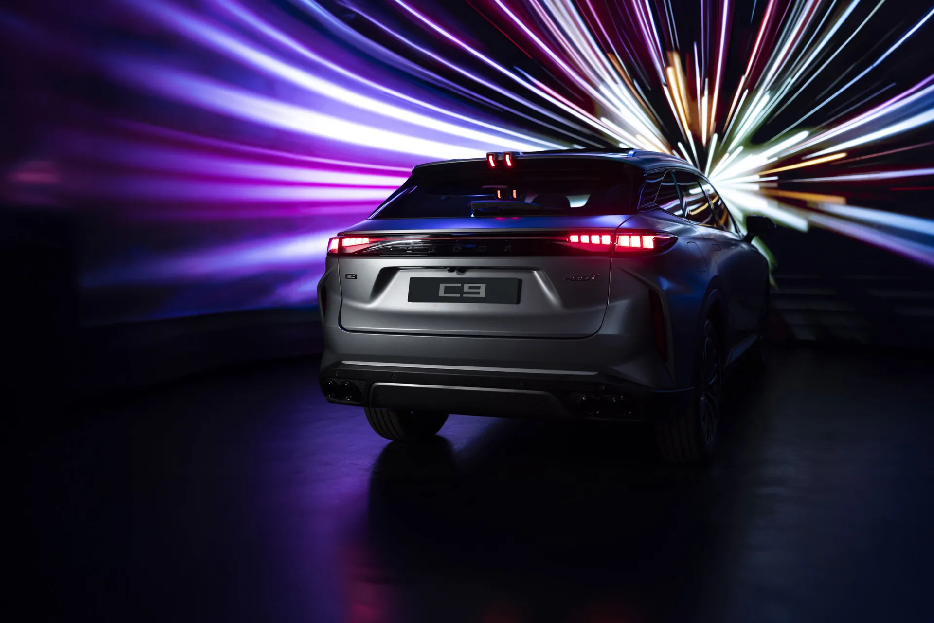OMODA C9 com faixas de luz