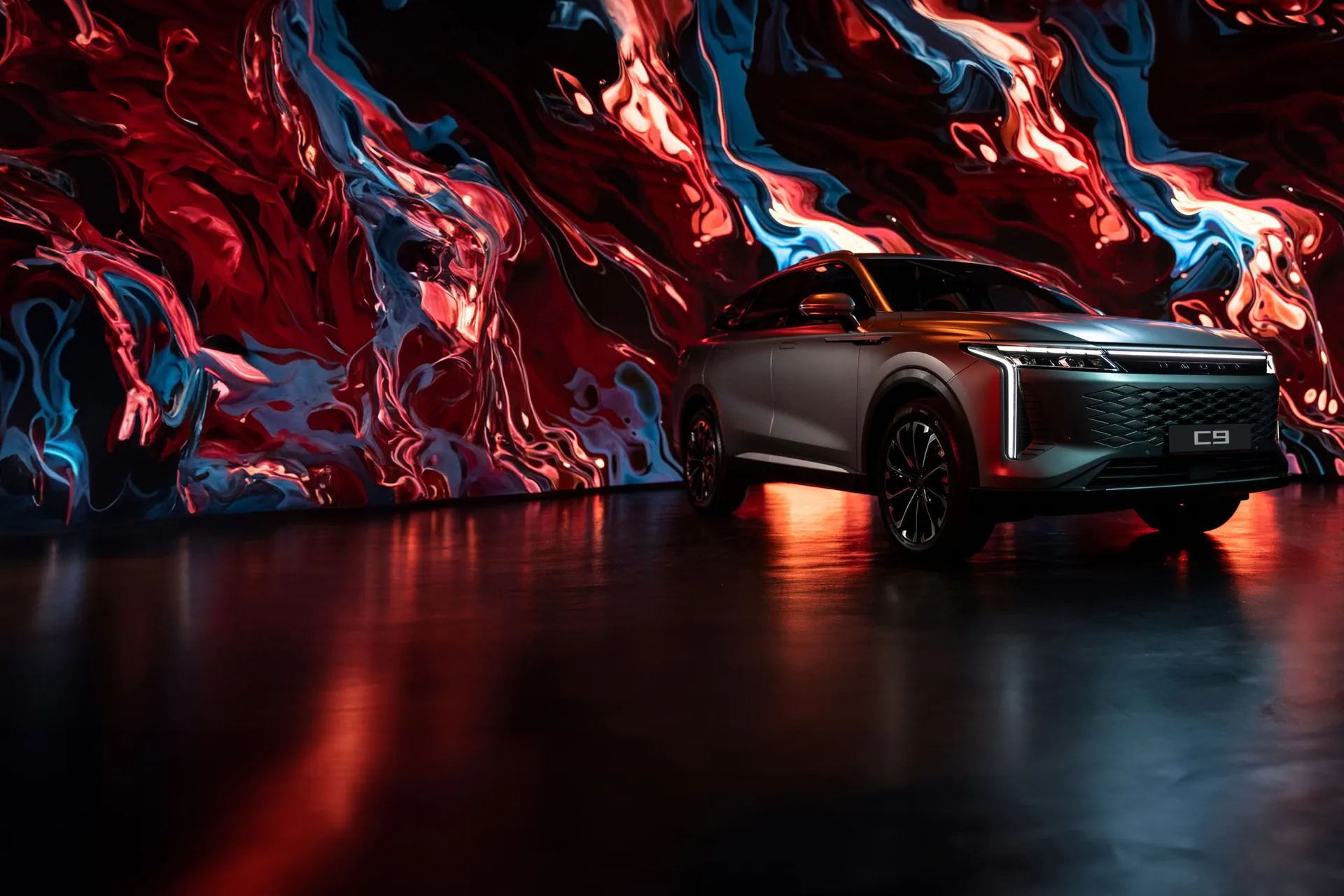 OMODA C9 diante de um mural