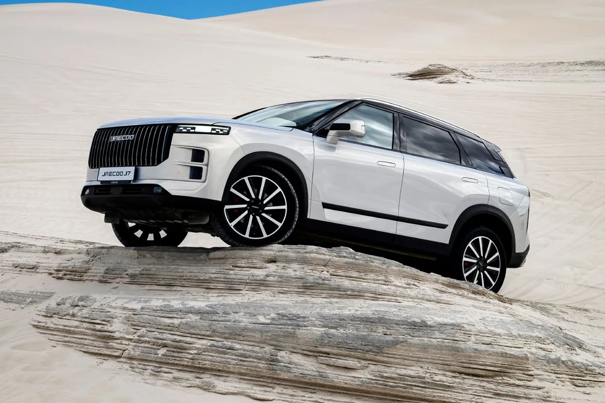 JAECOO J7 Inferno AWD a subir uma duna de areia